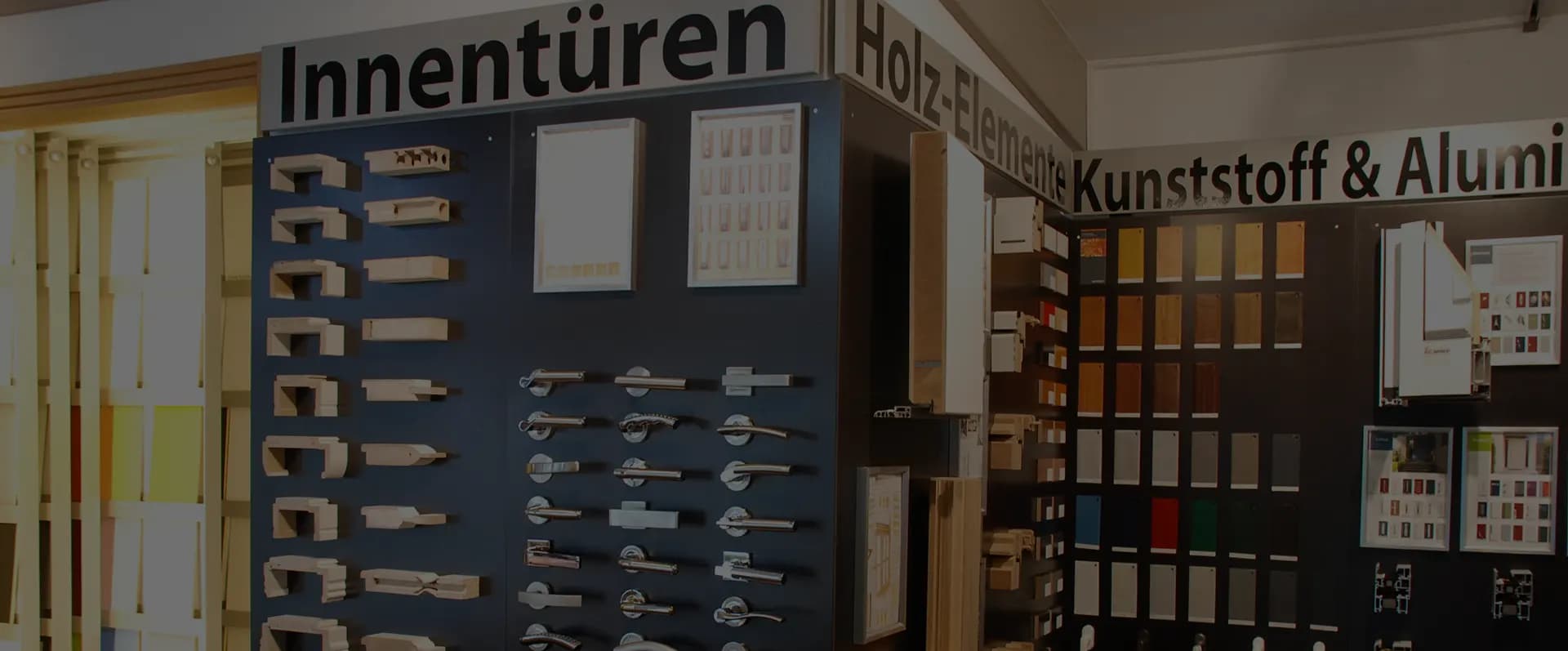 Ausstellungsraum mit Musterwänden für Innentüren, Holz-Elemente sowie Kunststoff und Alu