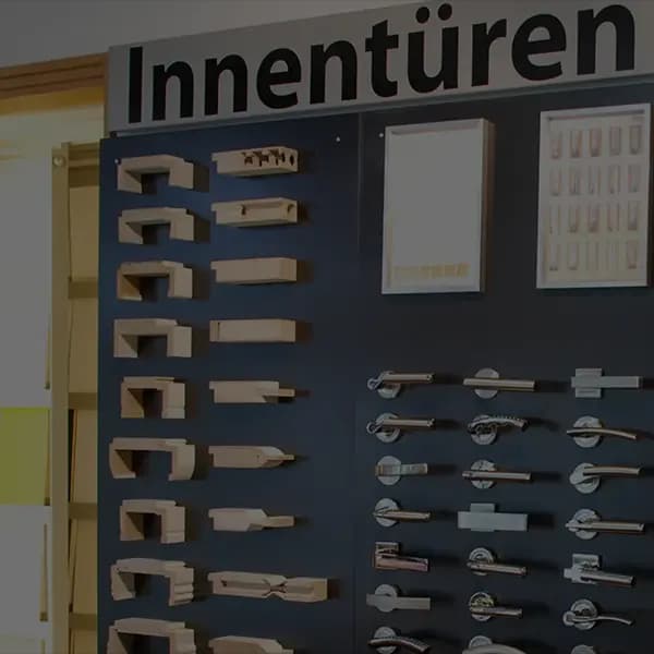 Ausstellungsraum mit Musterwänden für Innentüren, Holz-Elemente sowie Kunststoff und Alu