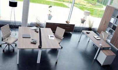 Helles Büro mit Schreibtischgruppe, Rollcontainern und Sideboard in Holzoptik
