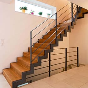 Treppe mit Stahlwangen und Edelstahl-Reling als Geländer