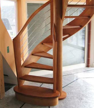 Spindeltreppe aus naturgeöltem Buchenholz mit Geländerstäben aus Edelstahl