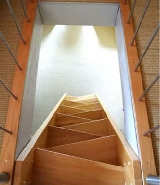 Raumspartreppe mit versetzten Stufen aus hellem Holz, von oben fotografiert