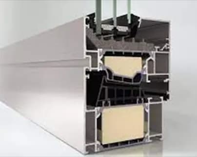 Querschnitt eines Aluminium-Fensterprofils mit Wärmeschutzglas