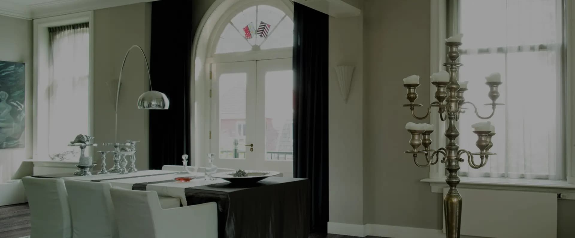 Klassisches Esszimmer mit Bogenfenster, weißer Flügeltür und Bogenlampe