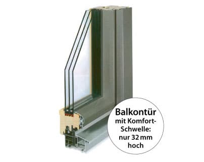 Querschnitt einer Holz-Alu-Balkontür mit Hinweis auf die nur 32 mm hohe Komfort-Schwelle