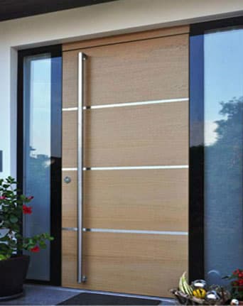 Moderne Holz-Haustür mit Edelstahlgriff, oberflächenbündig zwischen zwei Glas-Seitenteilen