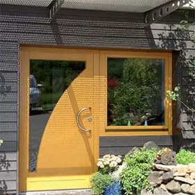 Gelbe Haustür mit rundem Fenster in heller Putzfassade