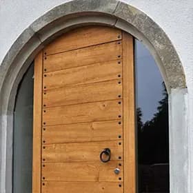 Massivholz-Haustür mit Rundbogen und Oberlicht